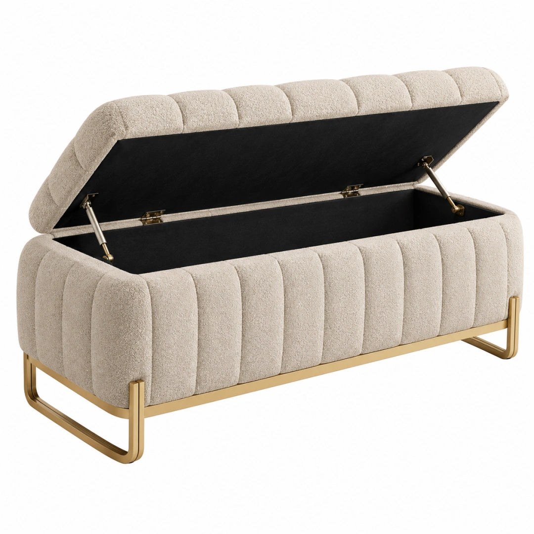 Moderne Aufbewahrungsbank von VALMERIN aus beigem Bouclé mit Stauraum, Maße 120 x 45 x 48 cm, elegantes Gold-Detail.